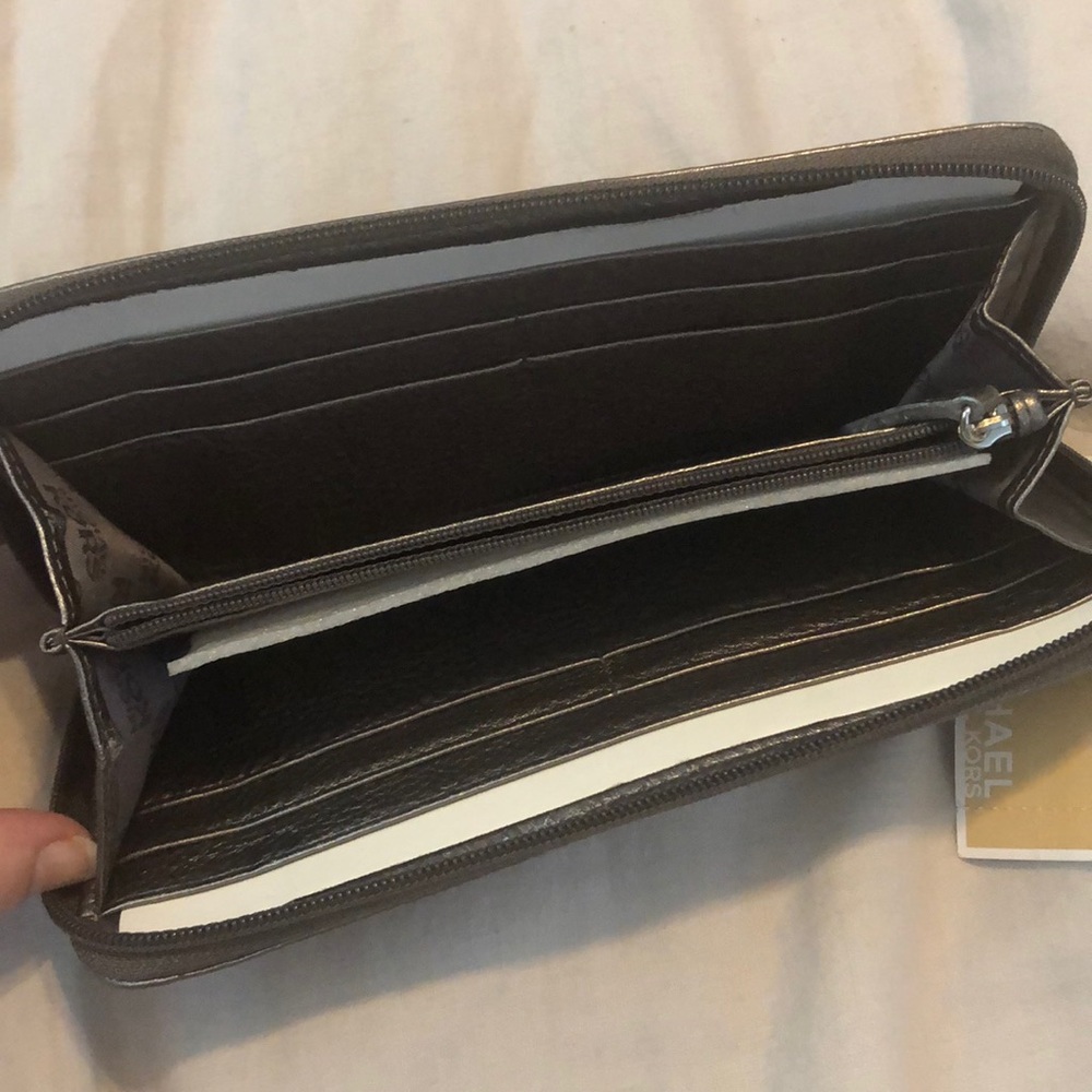 🎉 Michael Kors metallic grey/silver wallet - Picture 4 of 4